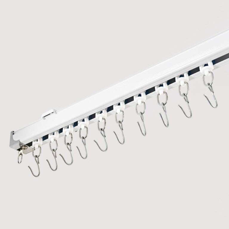 How should one hang a large Parochet? How should one hang a large Parochet?