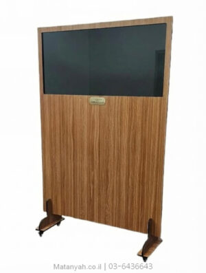 מחיצה לבית כנסת עם חלון חד צדדי