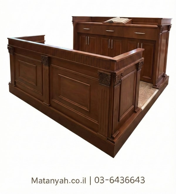 בימת תפילה לבית כנסת תרשיש עם גדר וספסל ישיבה