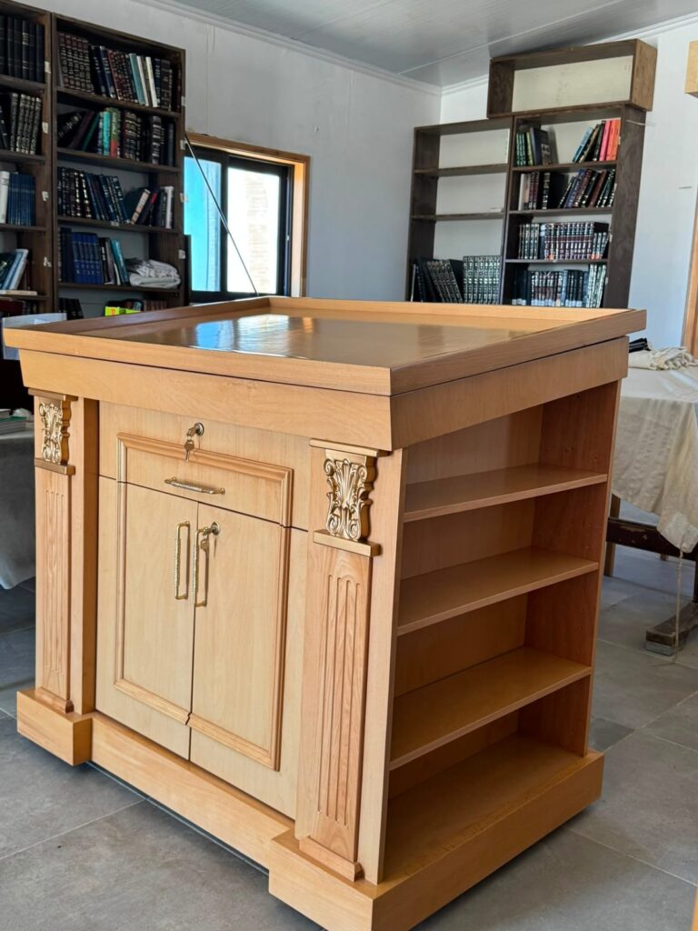 בימה משולבת אשכנזי-ספרדי מעץ טבעי עם כותרות זהב